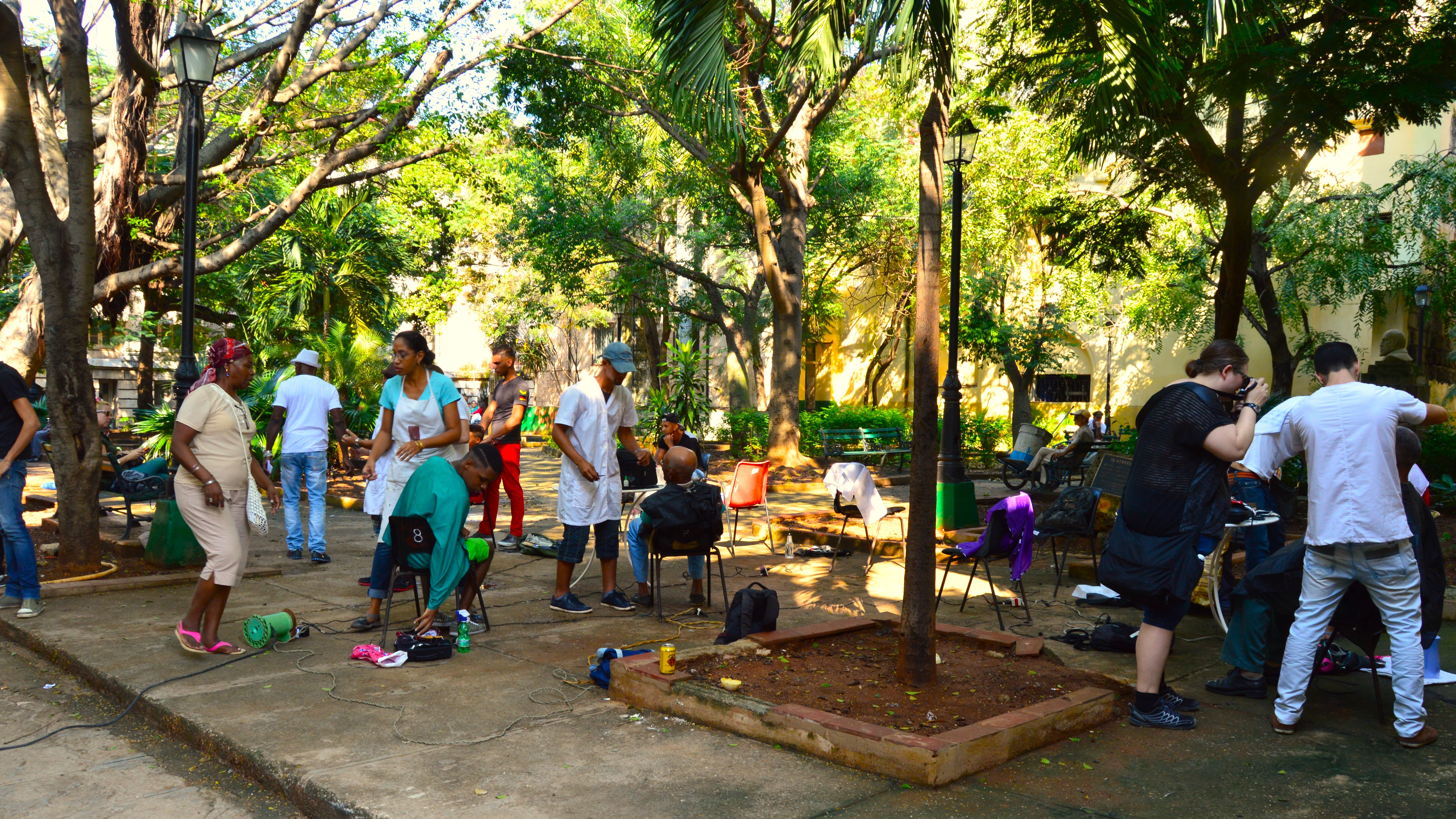 Peluquería al aire libre en La Habana Vieja